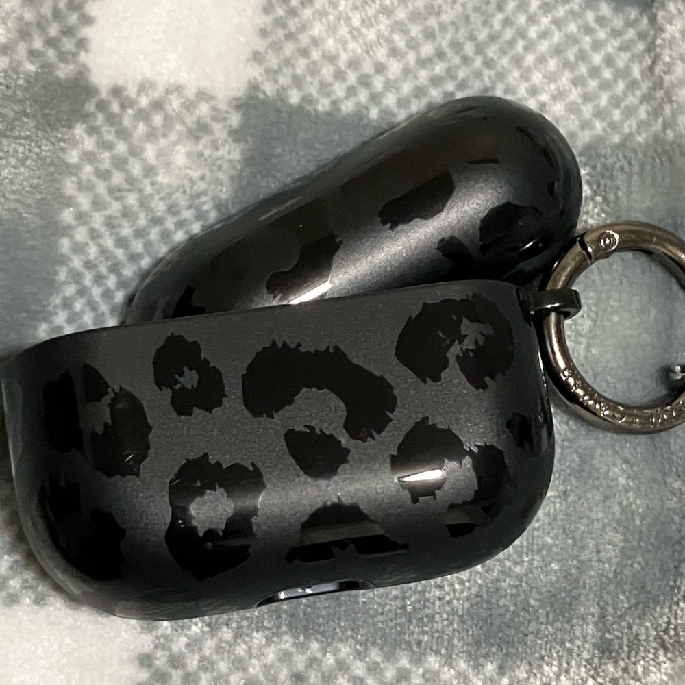 Velvet Caviar AirPods Pro2 Case